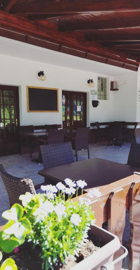 Hotel Gostisce Hedvika Kal-Koritnica Esterno foto